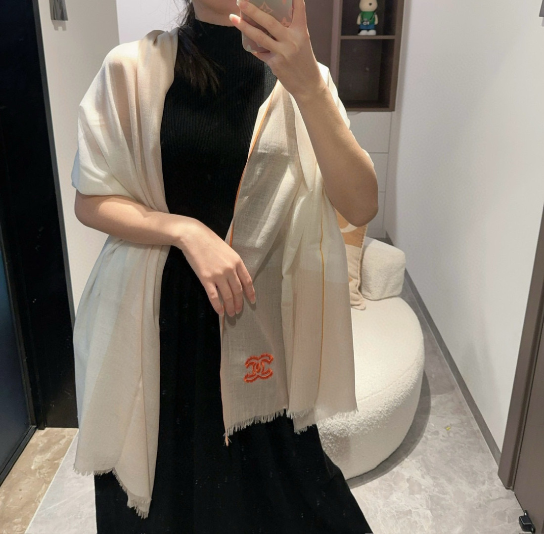 Chanel高仿圍巾米白橘邊雙C刺繡柔紗設計款
