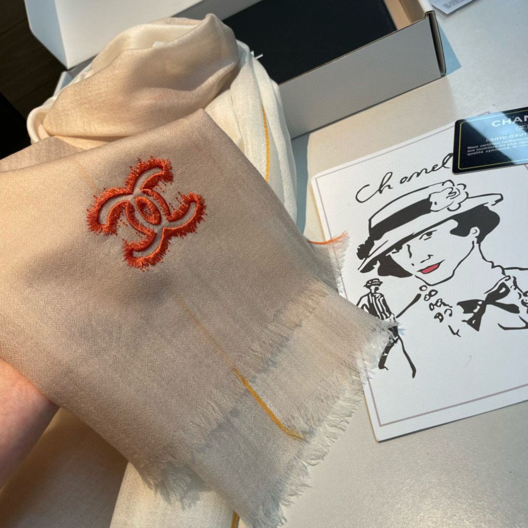 Chanel高仿圍巾米白橘邊雙C刺繡柔紗設計款|超A仿原單精品圖片 15 Chanel高仿圍巾米白橘邊雙C刺繡柔紗設計款|歐美奢侈品精品推薦