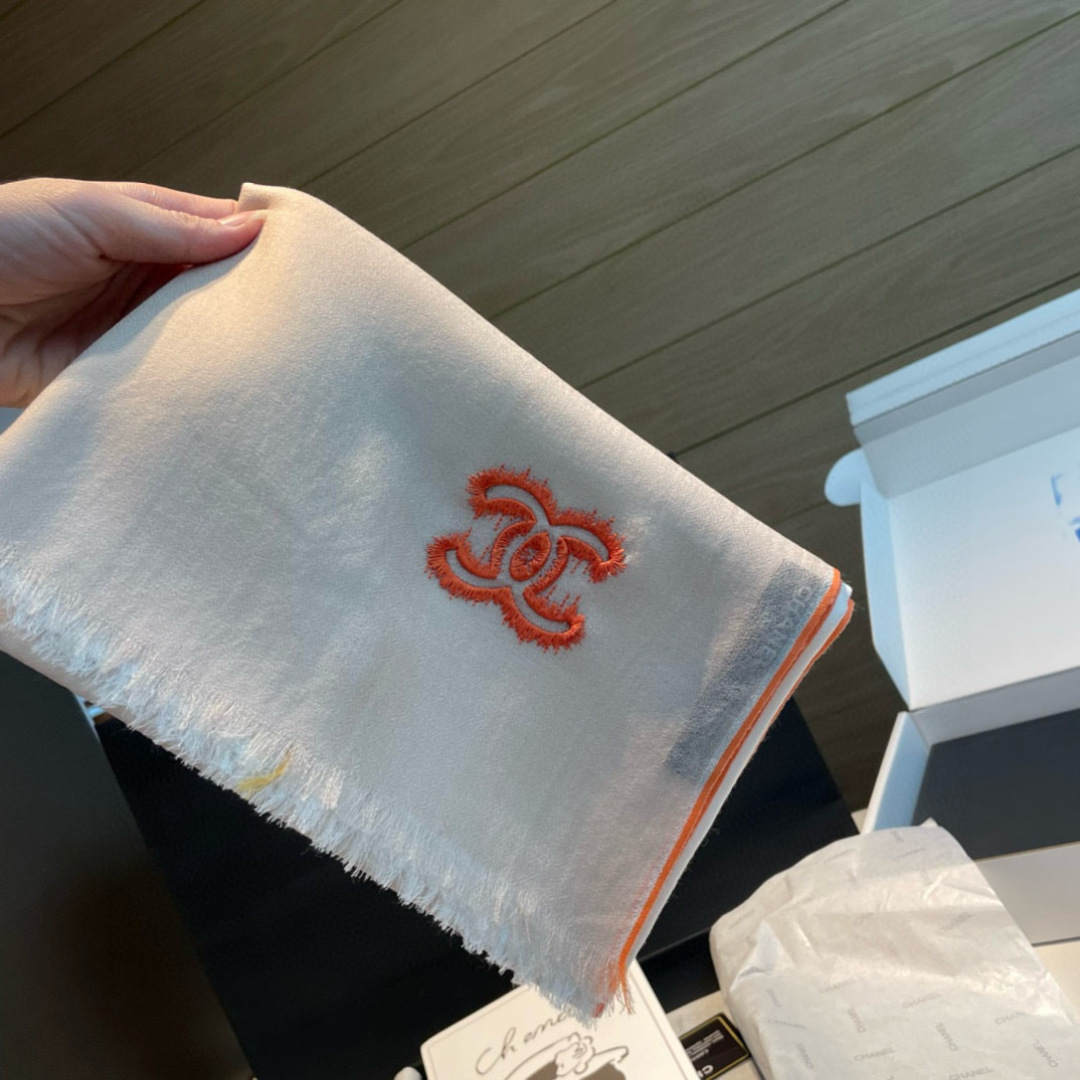 Chanel高仿圍巾米白橘邊雙C刺繡柔紗設計款|超A仿原單精品圖片 13 Chanel高仿圍巾米白橘邊雙C刺繡柔紗設計款|歐美奢侈品精品推薦