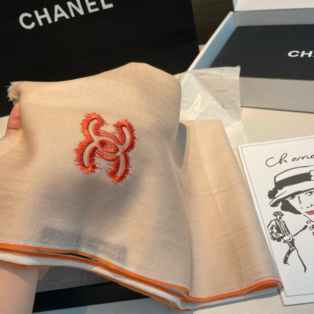 Chanel高仿圍巾米白橘邊雙C刺繡柔紗設計款|超A仿原單精品圖片 11 Chanel高仿圍巾米白橘邊雙C刺繡柔紗設計款|歐美奢侈品精品推薦