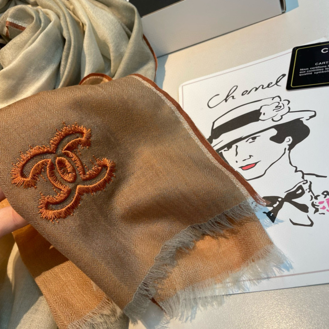 Chanel A貨大地色雙C刺繡圍巾 柔紗面料秋冬百搭披肩