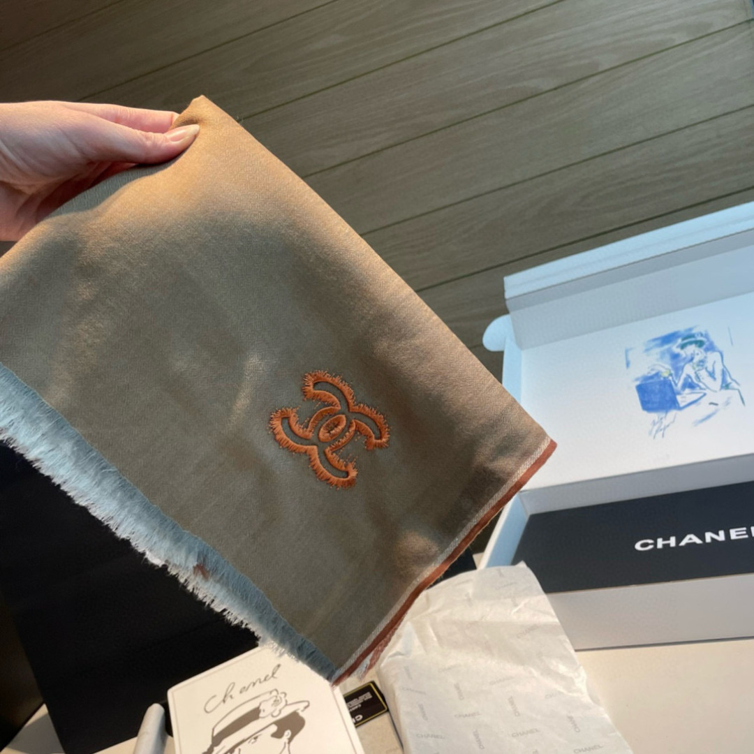 Chanel A貨大地色雙C刺繡圍巾 柔紗面料秋冬百搭披肩｜歐美奢侈品精品推薦