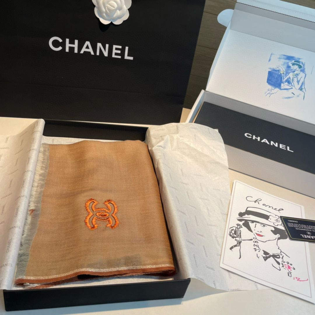 Chanel A貨大地色雙C刺繡圍巾 柔紗面料秋冬百搭披肩｜歐美奢侈品精品推薦
