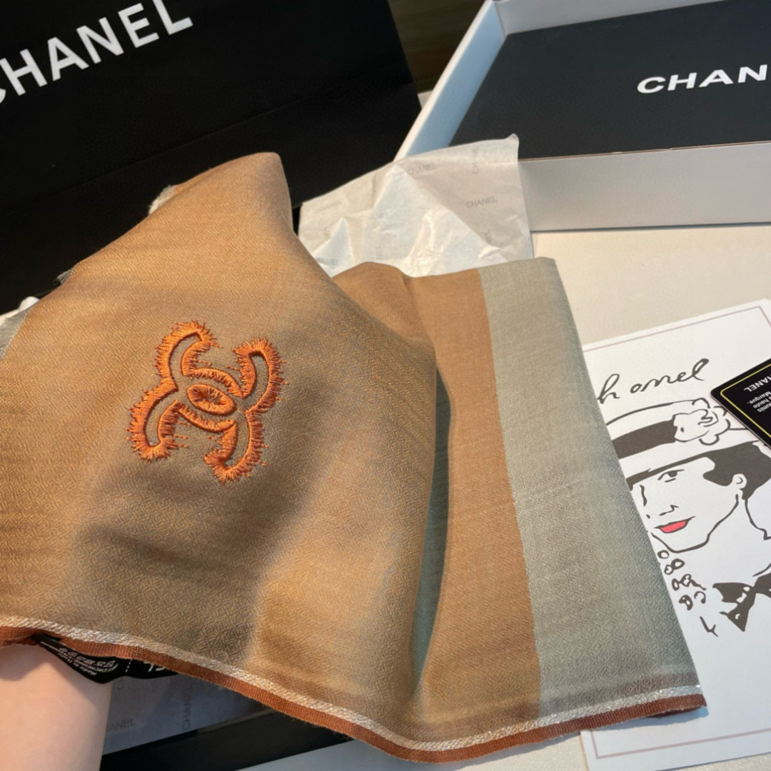 Chanel A貨大地色雙C刺繡圍巾 柔紗面料秋冬百搭披肩｜歐美奢侈品精品推薦