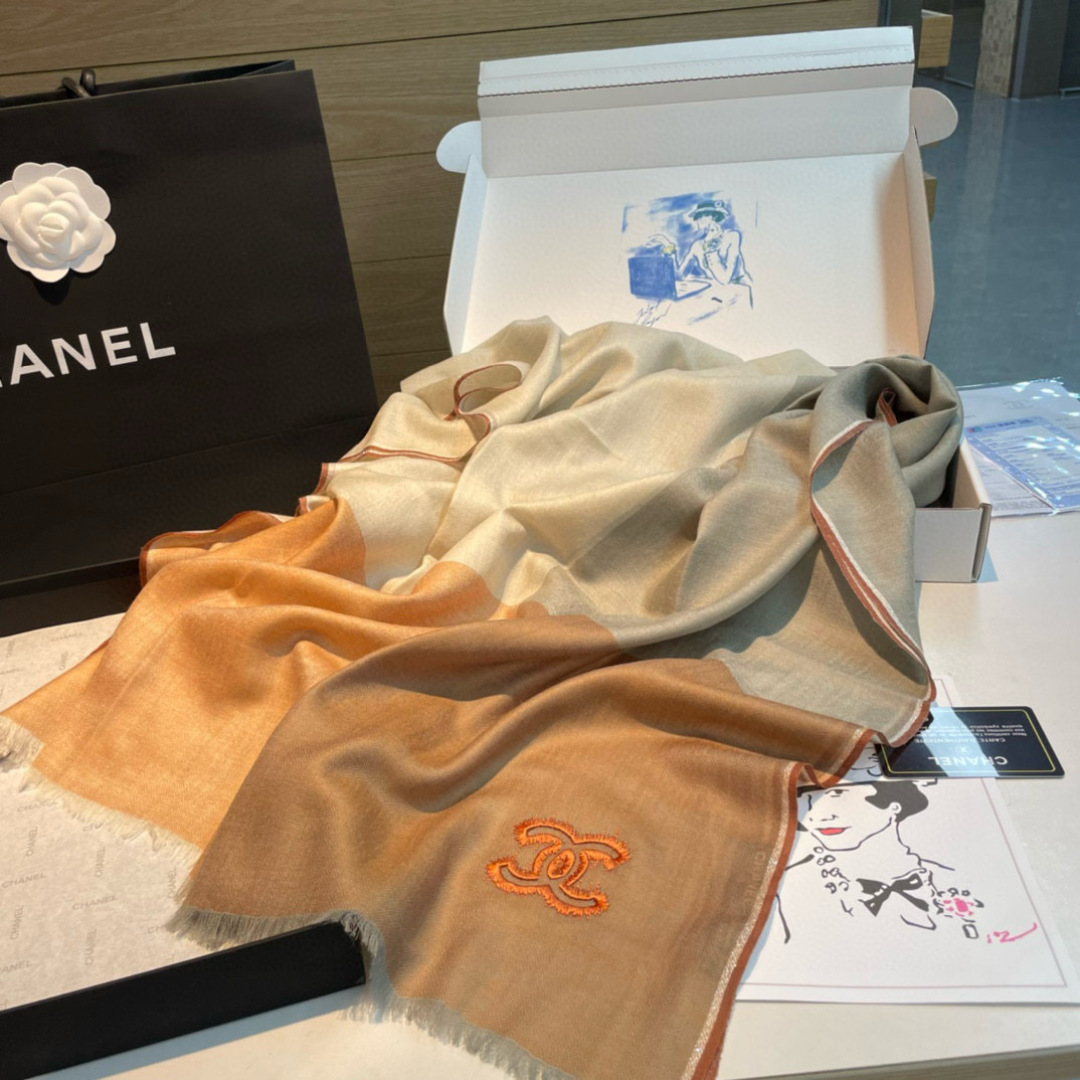 Chanel A貨大地色雙C刺繡圍巾 柔紗面料秋冬百搭披肩｜歐美奢侈品精品推薦