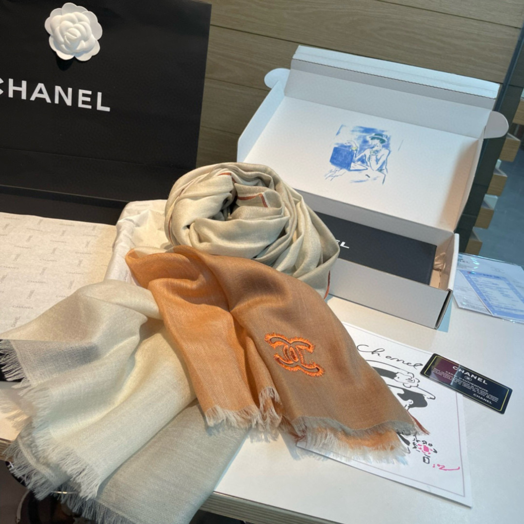 Chanel A貨大地色雙C刺繡圍巾 柔紗面料秋冬百搭披肩｜歐美奢侈品精品推薦