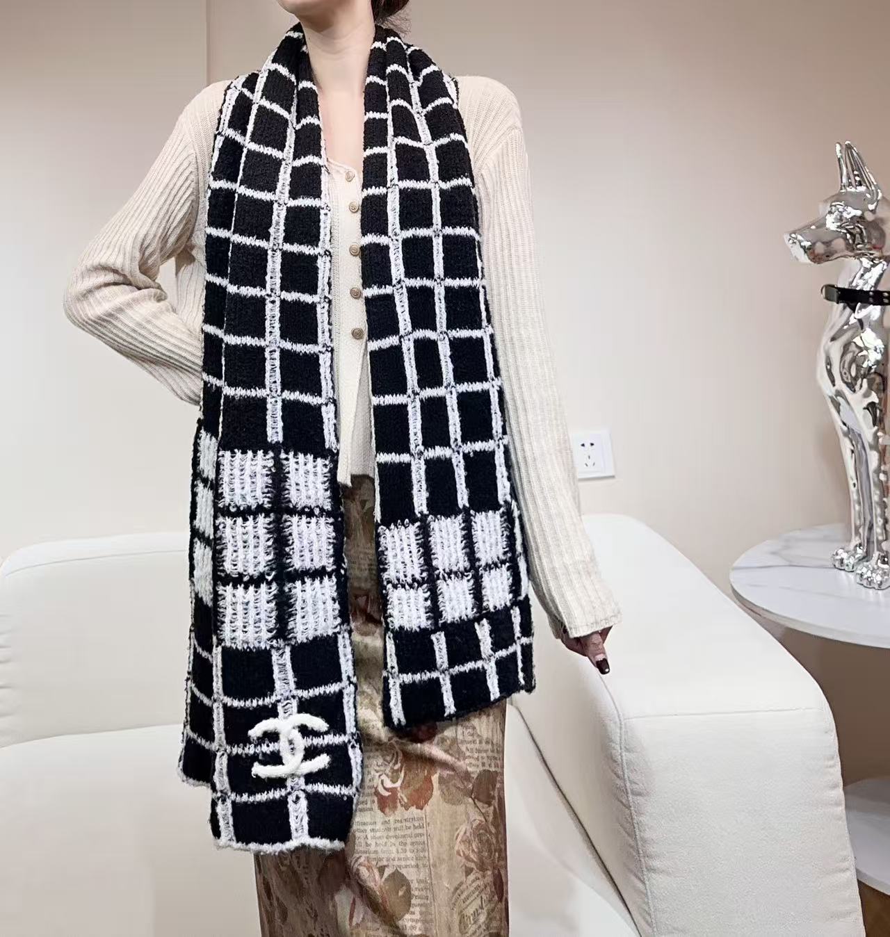 Chanel高仿格紋毛線圍巾 黑白方格設計冬季保暖圍脖