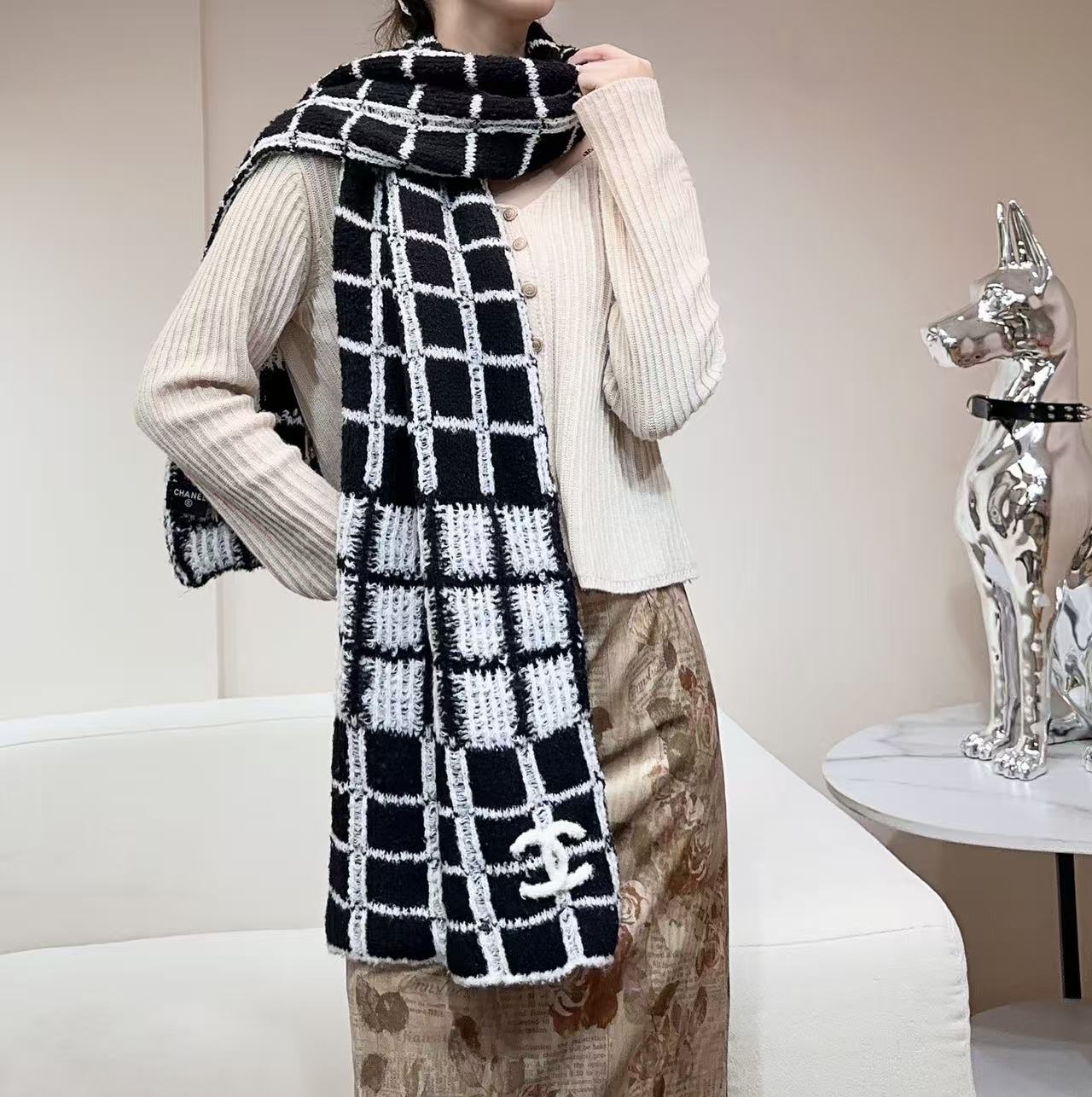 Chanel高仿格紋毛線圍巾 黑白方格設計冬季保暖圍脖|超A仿原單精品圖片 14 Chanel高仿格紋毛線圍巾 黑白方格設計冬季保暖圍脖|歐美奢侈品精品推薦