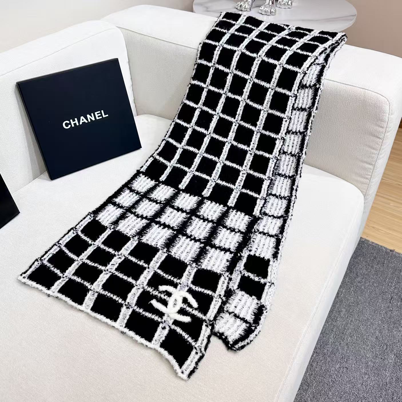 Chanel高仿格紋毛線圍巾 黑白方格設計冬季保暖圍脖|超A仿原單精品圖片 12 Chanel高仿格紋毛線圍巾 黑白方格設計冬季保暖圍脖|歐美奢侈品精品推薦