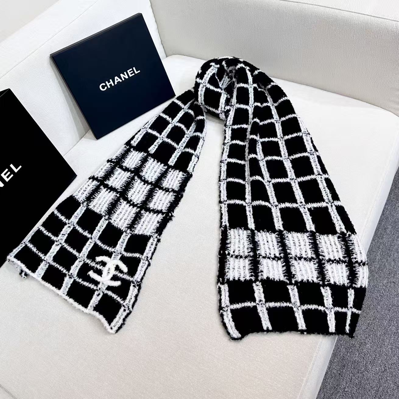 Chanel高仿格紋毛線圍巾 黑白方格設計冬季保暖圍脖|超A仿原單精品圖片 11 Chanel高仿格紋毛線圍巾 黑白方格設計冬季保暖圍脖|歐美奢侈品精品推薦