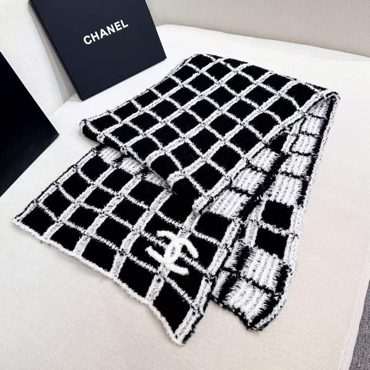 Chanel高仿格紋毛線圍巾 黑白方格設計冬季保暖圍脖|超A仿原單精品圖片 10 Chanel高仿格紋毛線圍巾 黑白方格設計冬季保暖圍脖|歐美奢侈品精品推薦