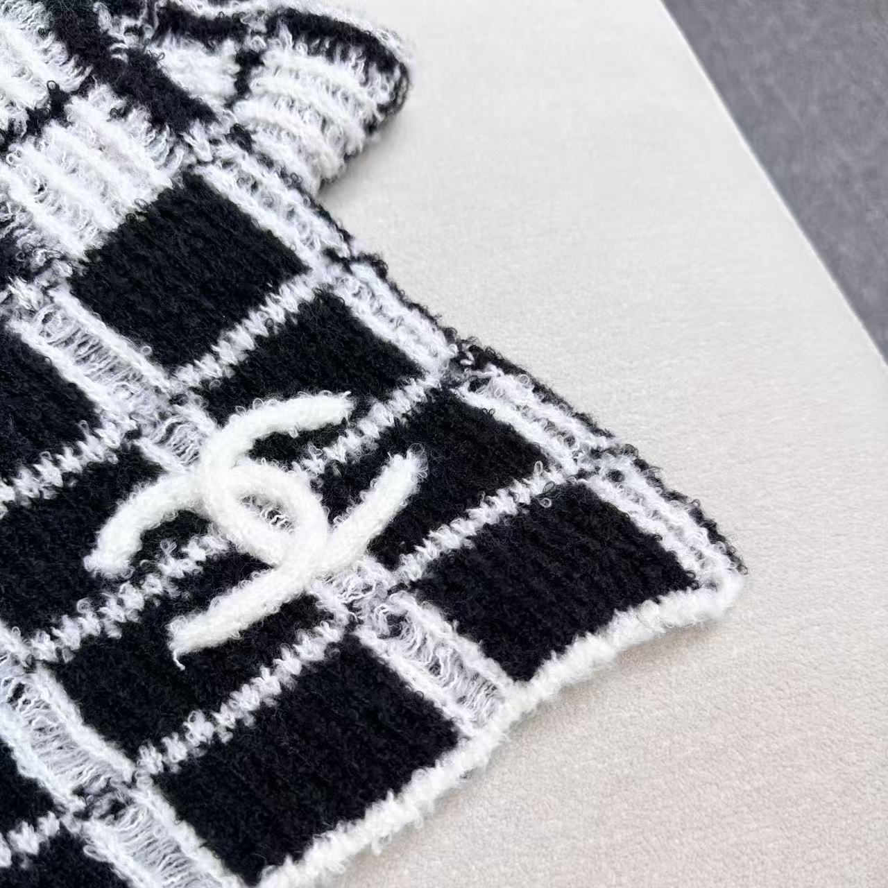 Chanel高仿格紋毛線圍巾 黑白方格設計冬季保暖圍脖|超A仿原單精品圖片 9 Chanel高仿格紋毛線圍巾 黑白方格設計冬季保暖圍脖|歐美奢侈品精品推薦