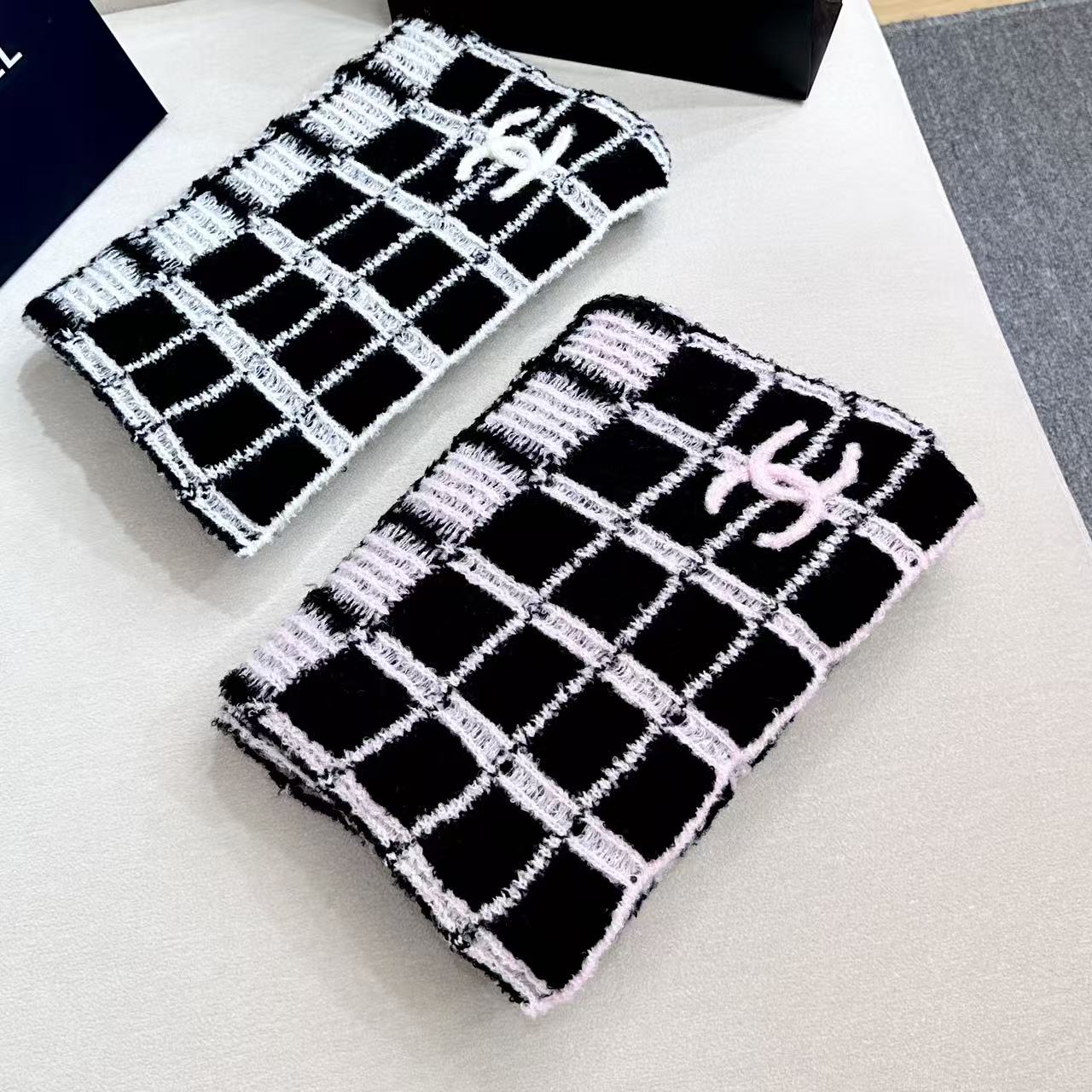 Chanel高仿格紋毛線圍巾 黑白方格設計冬季保暖圍脖|超A仿原單精品圖片 7 Chanel高仿格紋毛線圍巾 黑白方格設計冬季保暖圍脖|歐美奢侈品精品推薦