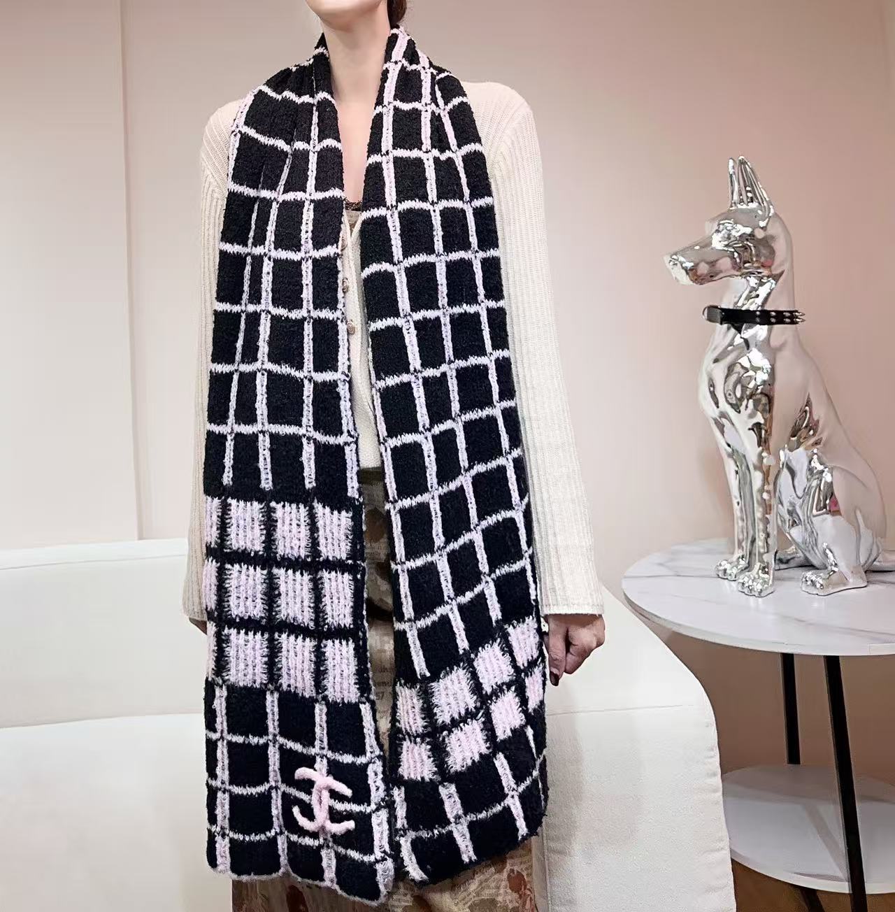 Chanel原單格紋毛線圍巾 黑粉雙色方格設計立體Logo圍脖
