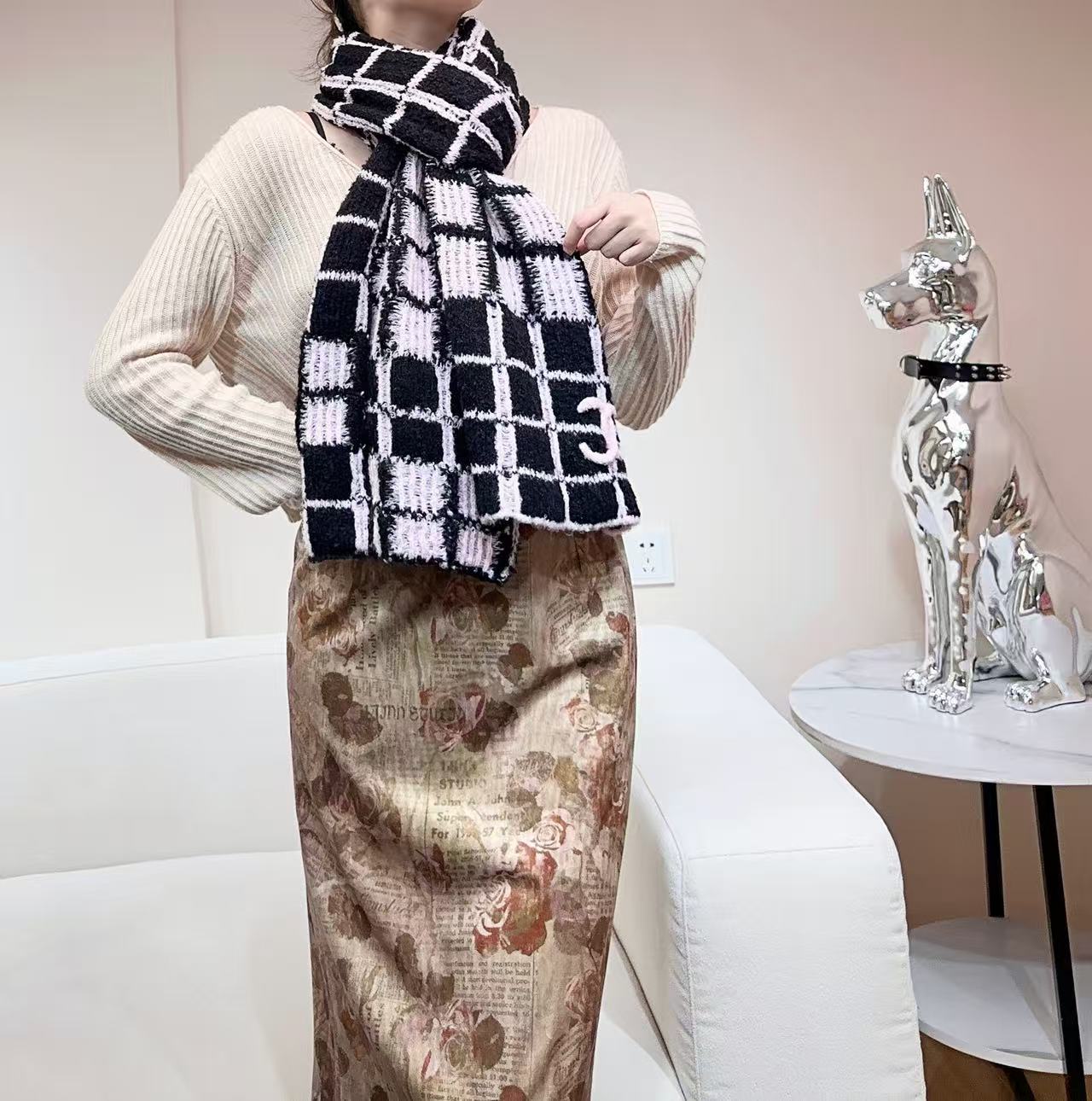 Chanel原單格紋毛線圍巾 黑粉雙色方格設計立體Logo圍脖|超A仿原單精品圖片 14 Chanel原單格紋毛線圍巾 黑粉雙色方格設計立體Logo圍脖|歐美奢侈品精品推薦