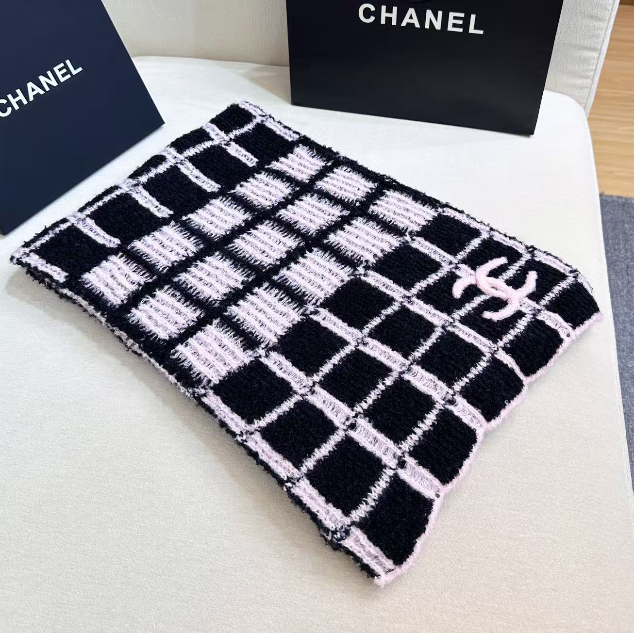 Chanel原單格紋毛線圍巾 黑粉雙色方格設計立體Logo圍脖|超A仿原單精品圖片 13 Chanel原單格紋毛線圍巾 黑粉雙色方格設計立體Logo圍脖|歐美奢侈品精品推薦