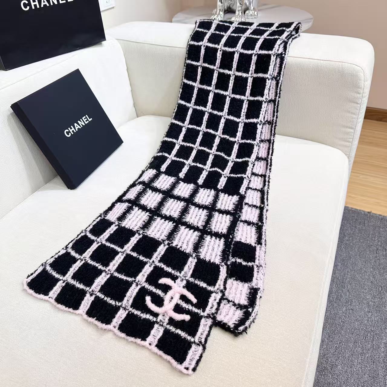 Chanel原單格紋毛線圍巾 黑粉雙色方格設計立體Logo圍脖|超A仿原單精品圖片 12 Chanel原單格紋毛線圍巾 黑粉雙色方格設計立體Logo圍脖|歐美奢侈品精品推薦
