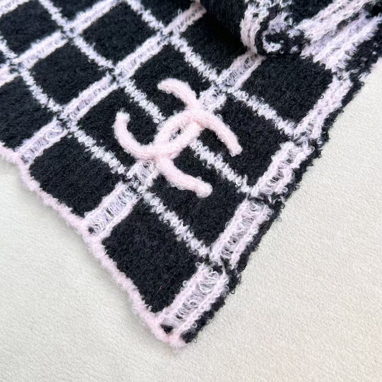 Chanel原單格紋毛線圍巾 黑粉雙色方格設計立體Logo圍脖|超A仿原單精品圖片 9 Chanel原單格紋毛線圍巾 黑粉雙色方格設計立體Logo圍脖|歐美奢侈品精品推薦