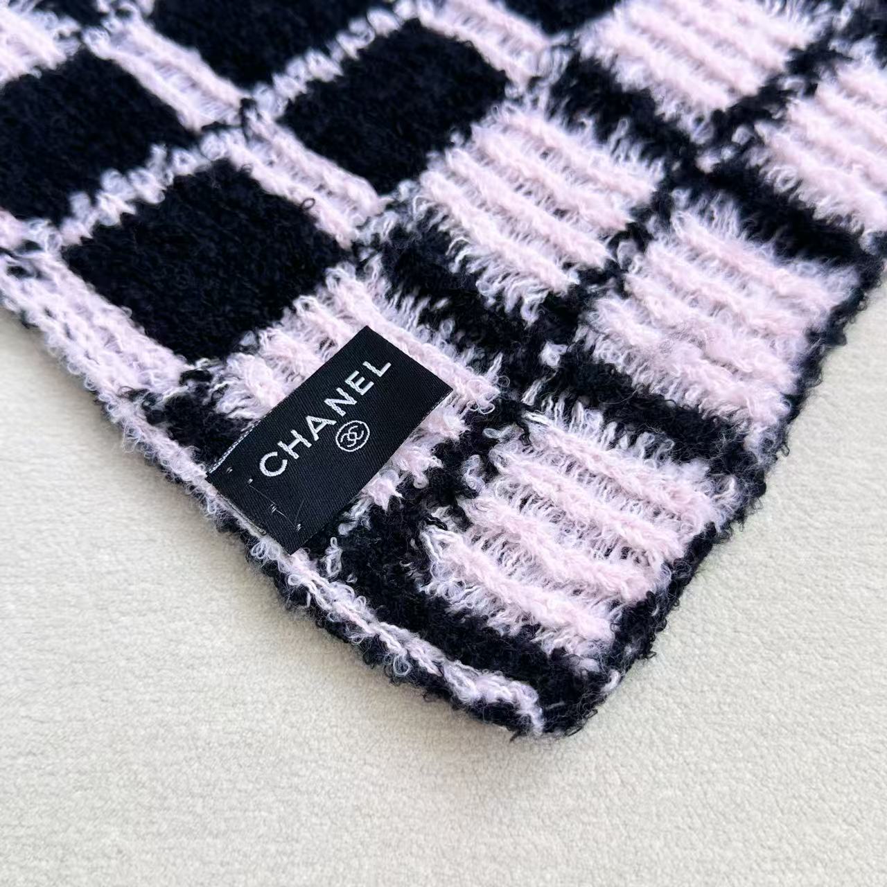 Chanel原單格紋毛線圍巾 黑粉雙色方格設計立體Logo圍脖|超A仿原單精品圖片 8 Chanel原單格紋毛線圍巾 黑粉雙色方格設計立體Logo圍脖|歐美奢侈品精品推薦