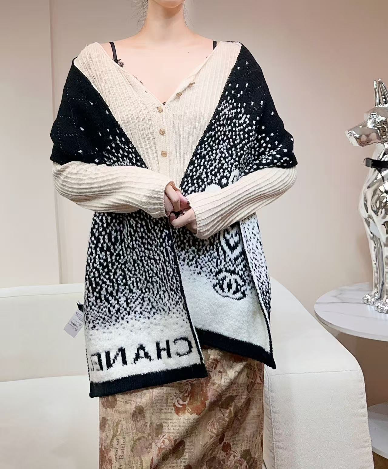 Chanel高仿黑白漸層披肩 雙C毛呢保暖圍巾款