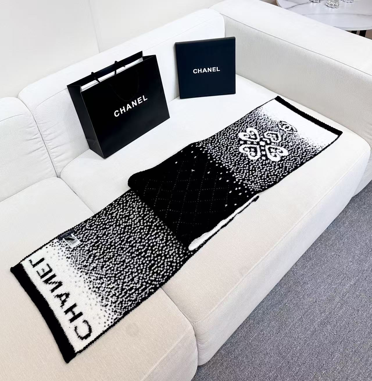 Chanel高仿黑白漸層披肩 雙C毛呢保暖圍巾款|超A仿原單精品圖片 11 Chanel高仿黑白漸層披肩 雙C毛呢保暖圍巾款|歐美奢侈品精品推薦
