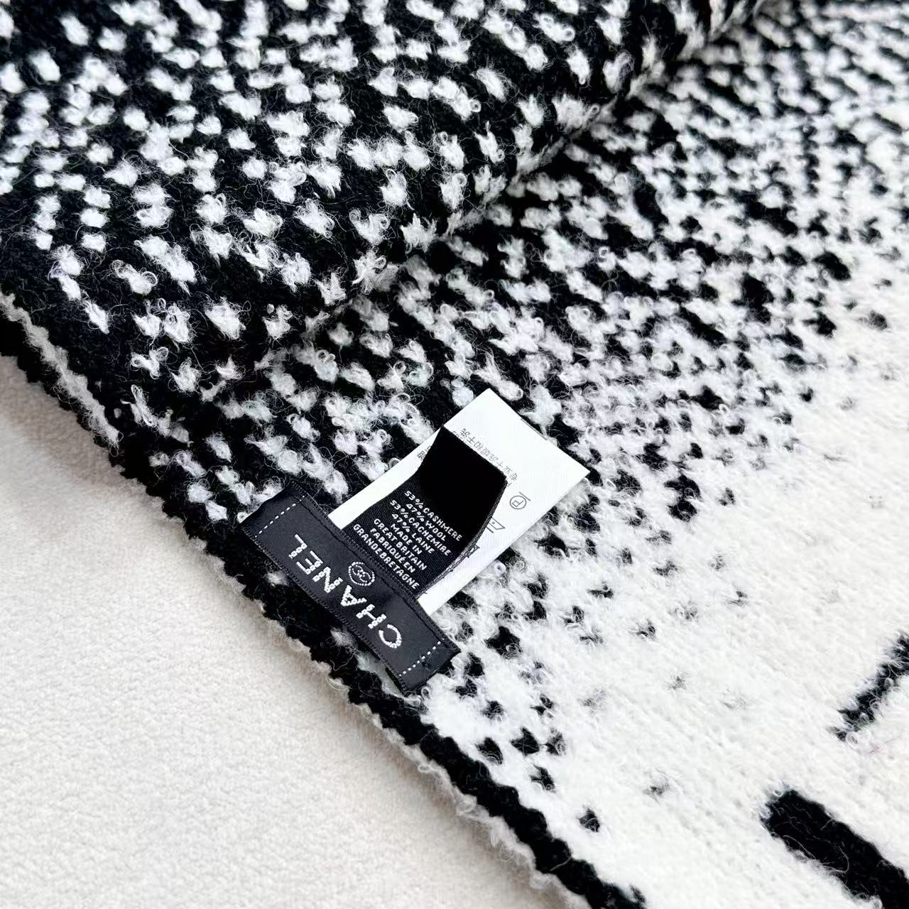 Chanel高仿黑白漸層披肩 雙C毛呢保暖圍巾款|超A仿原單精品圖片 7 Chanel高仿黑白漸層披肩 雙C毛呢保暖圍巾款|歐美奢侈品精品推薦