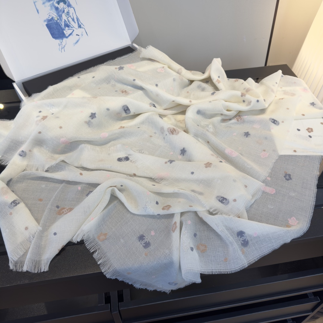 Chanel原單圍巾 米白碎花圖樣設計 夢幻色調柔紗款|超A仿原單精品圖片 16 Chanel原單圍巾 米白碎花圖樣設計 夢幻色調柔紗款|歐美奢侈品精品推薦