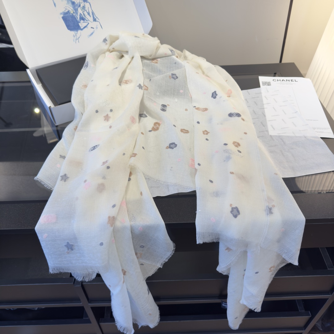 Chanel原單圍巾 米白碎花圖樣設計 夢幻色調柔紗款|超A仿原單精品圖片 15 Chanel原單圍巾 米白碎花圖樣設計 夢幻色調柔紗款|歐美奢侈品精品推薦