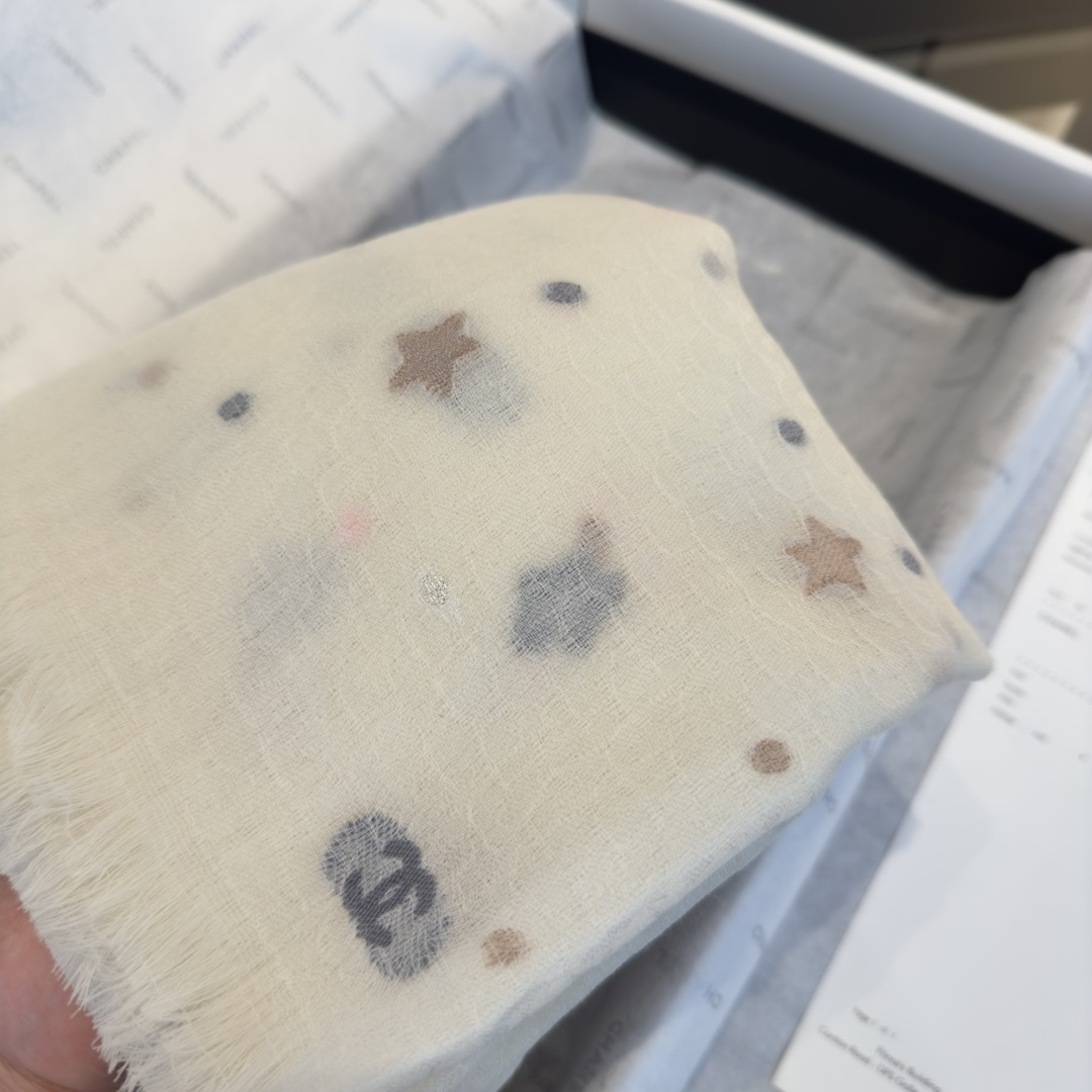 Chanel原單圍巾 米白碎花圖樣設計 夢幻色調柔紗款|超A仿原單精品圖片 12 Chanel原單圍巾 米白碎花圖樣設計 夢幻色調柔紗款|歐美奢侈品精品推薦