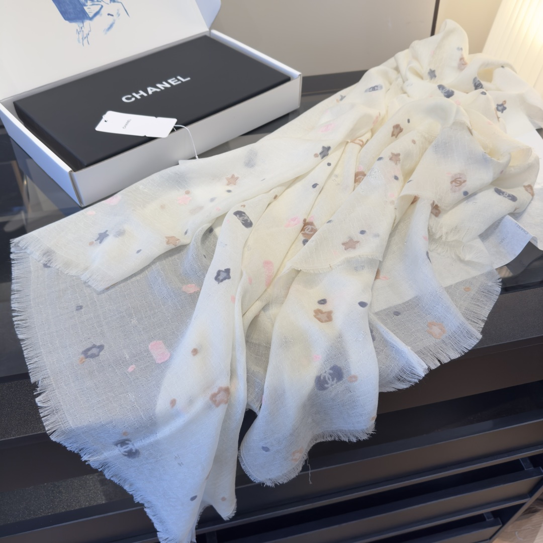 Chanel原單圍巾 米白碎花圖樣設計 夢幻色調柔紗款|超A仿原單精品圖片 10 Chanel原單圍巾 米白碎花圖樣設計 夢幻色調柔紗款|歐美奢侈品精品推薦