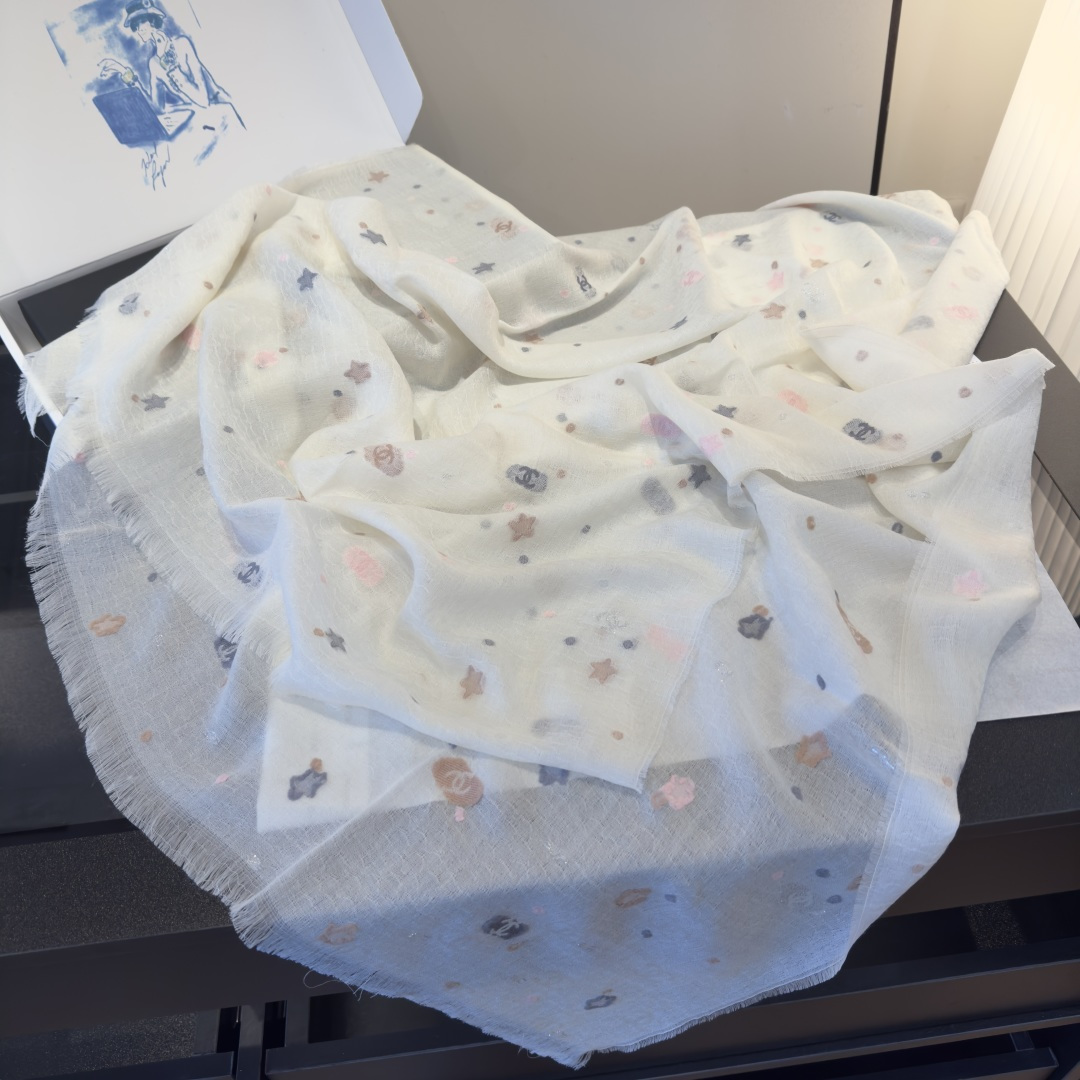 Chanel原單圍巾 米白碎花圖樣設計 夢幻色調柔紗款|超A仿原單精品圖片 9 Chanel原單圍巾 米白碎花圖樣設計 夢幻色調柔紗款|歐美奢侈品精品推薦