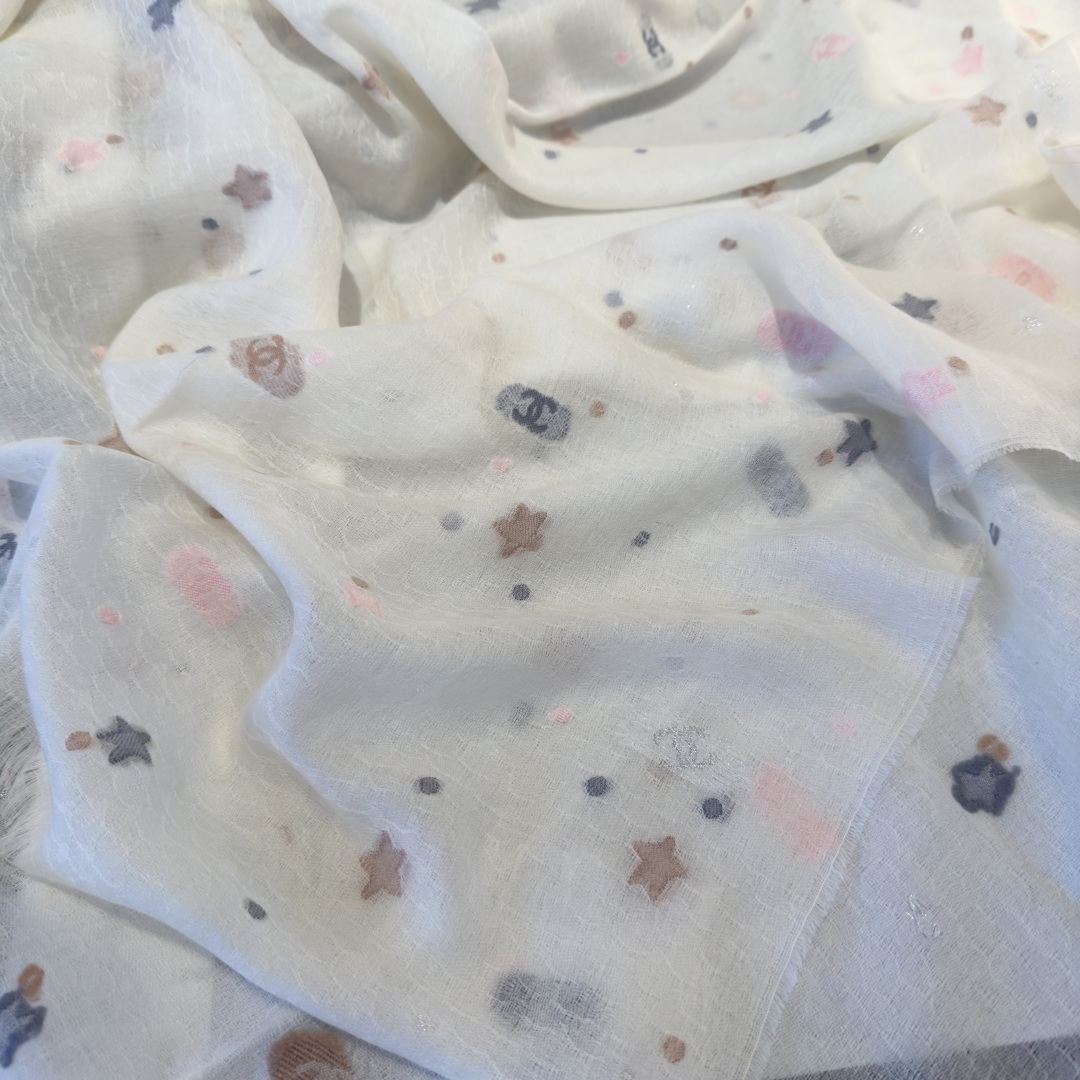 Chanel原單圍巾 米白碎花圖樣設計 夢幻色調柔紗款|超A仿原單精品圖片 8 Chanel原單圍巾 米白碎花圖樣設計 夢幻色調柔紗款|歐美奢侈品精品推薦