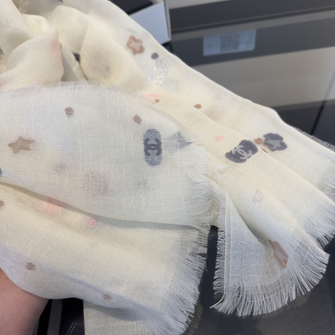 Chanel原單圍巾 米白碎花圖樣設計 夢幻色調柔紗款|超A仿原單精品圖片 7 Chanel原單圍巾 米白碎花圖樣設計 夢幻色調柔紗款|歐美奢侈品精品推薦