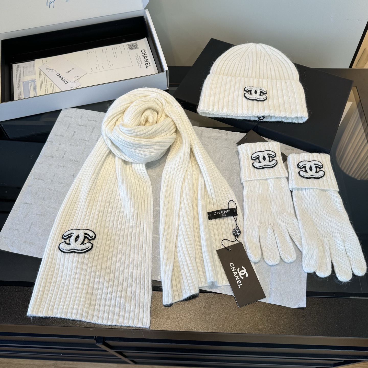Chanel一比一針織圍巾手套毛帽組 白色雙C刺繡冬日套裝