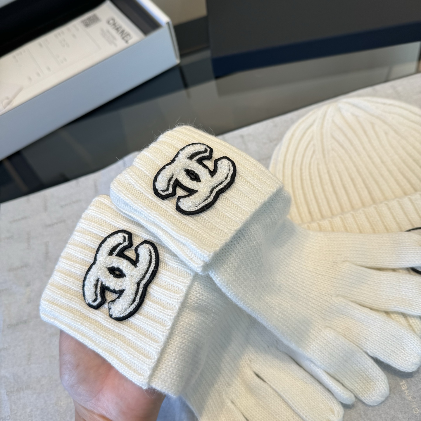 Chanel一比一針織圍巾手套毛帽組 白色雙C刺繡冬日套裝|超A仿原單精品圖片 16 Chanel一比一針織圍巾手套毛帽組 白色雙C刺繡冬日套裝|歐美奢侈品精品推薦