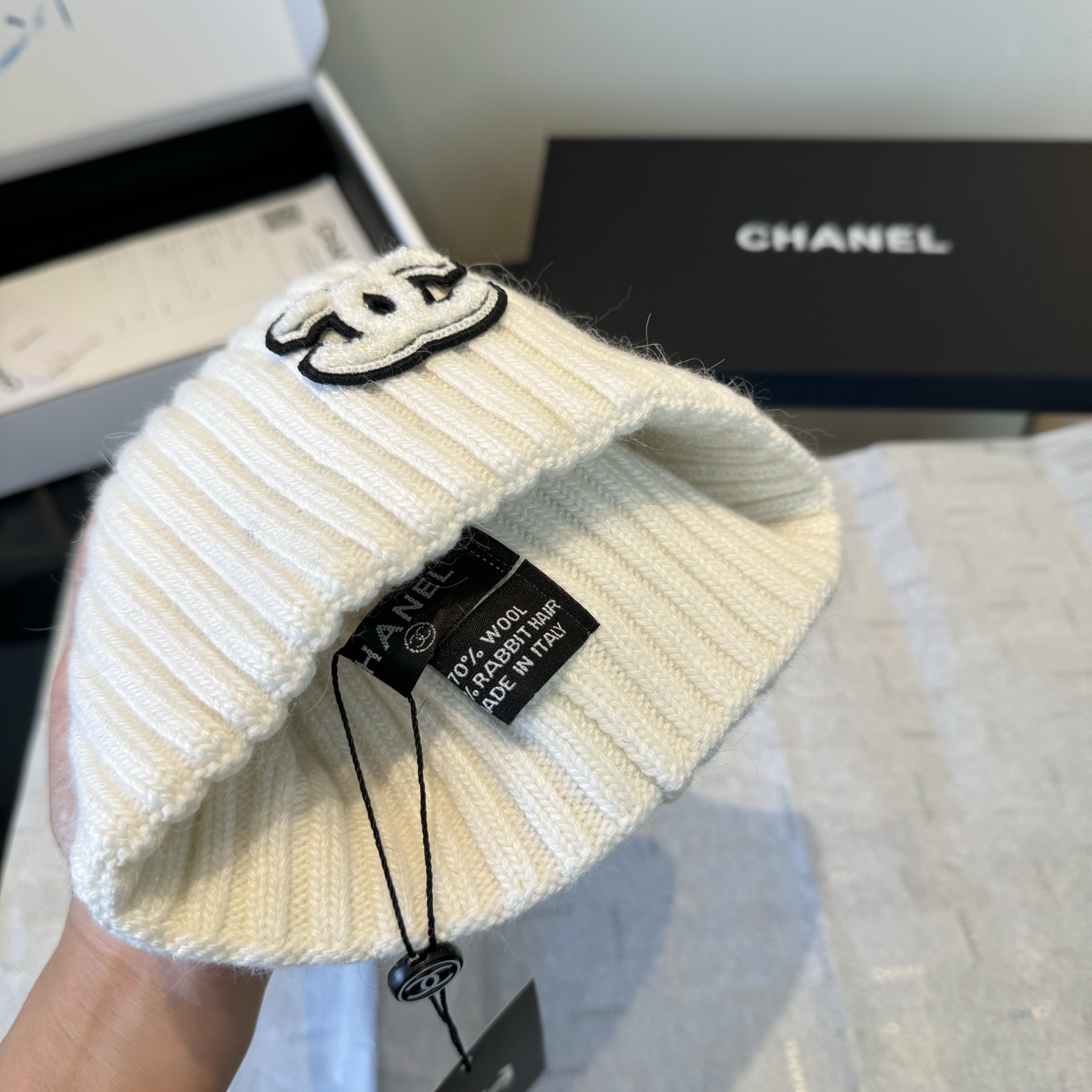 Chanel一比一針織圍巾手套毛帽組 白色雙C刺繡冬日套裝|超A仿原單精品圖片 15 Chanel一比一針織圍巾手套毛帽組 白色雙C刺繡冬日套裝|歐美奢侈品精品推薦