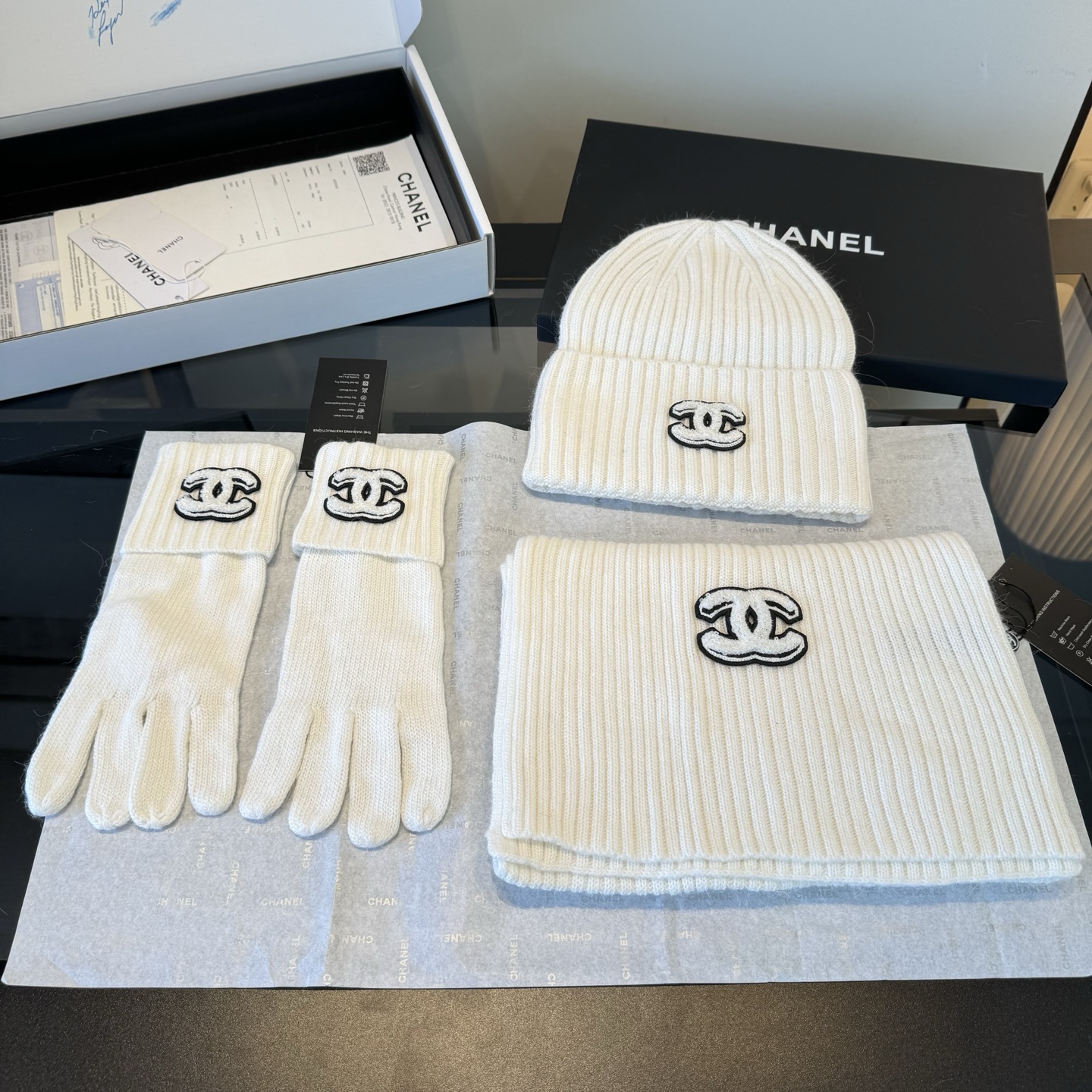 Chanel一比一針織圍巾手套毛帽組 白色雙C刺繡冬日套裝|超A仿原單精品圖片 14 Chanel一比一針織圍巾手套毛帽組 白色雙C刺繡冬日套裝|歐美奢侈品精品推薦