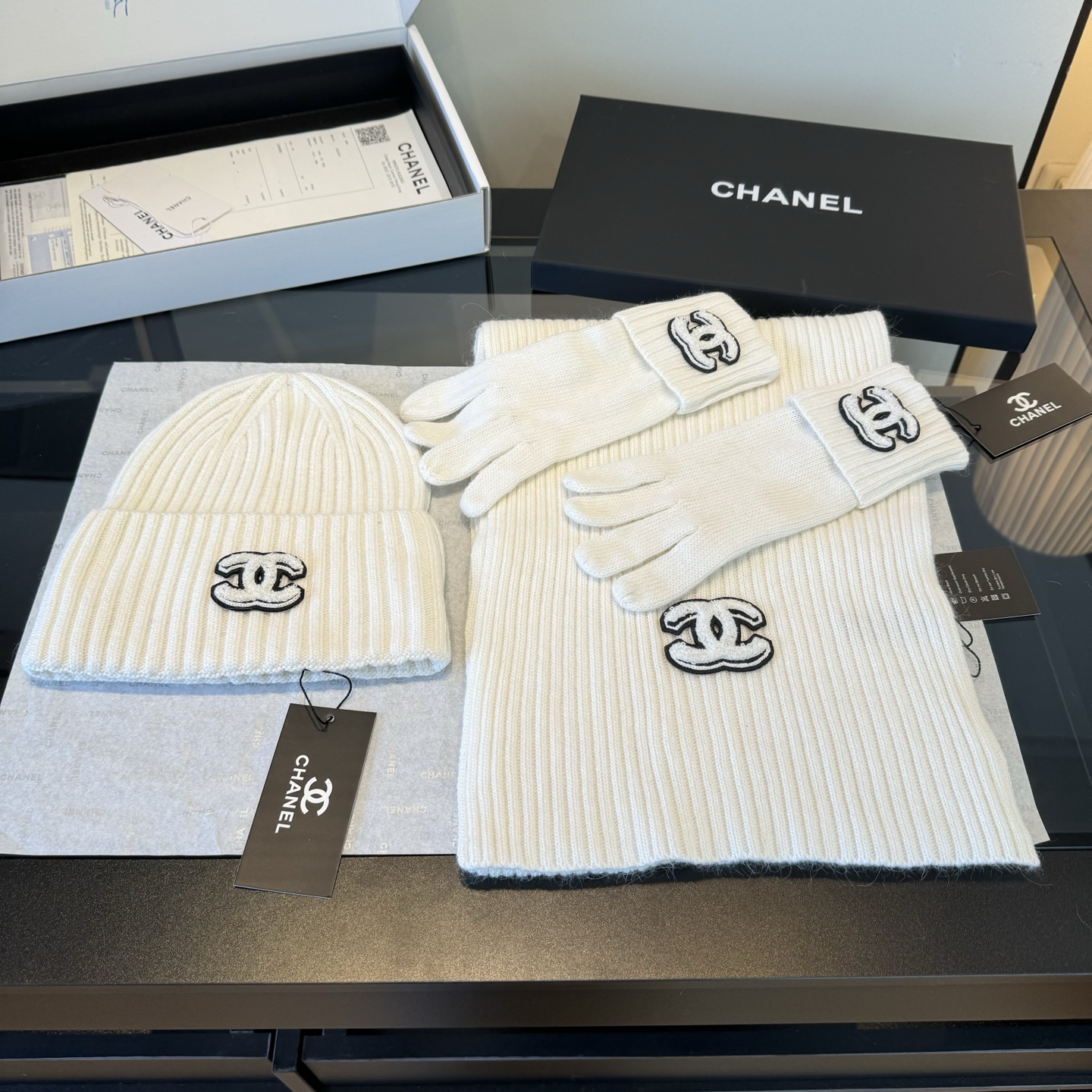 Chanel一比一針織圍巾手套毛帽組 白色雙C刺繡冬日套裝|超A仿原單精品圖片 13 Chanel一比一針織圍巾手套毛帽組 白色雙C刺繡冬日套裝|歐美奢侈品精品推薦