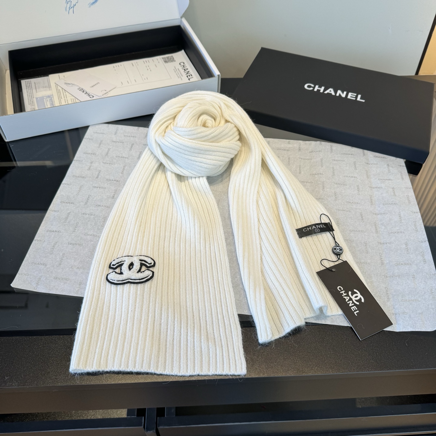 Chanel一比一針織圍巾手套毛帽組 白色雙C刺繡冬日套裝|超A仿原單精品圖片 12 Chanel一比一針織圍巾手套毛帽組 白色雙C刺繡冬日套裝|歐美奢侈品精品推薦