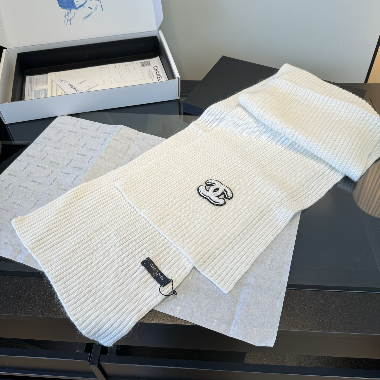 Chanel一比一針織圍巾手套毛帽組 白色雙C刺繡冬日套裝|超A仿原單精品圖片 11 Chanel一比一針織圍巾手套毛帽組 白色雙C刺繡冬日套裝|歐美奢侈品精品推薦