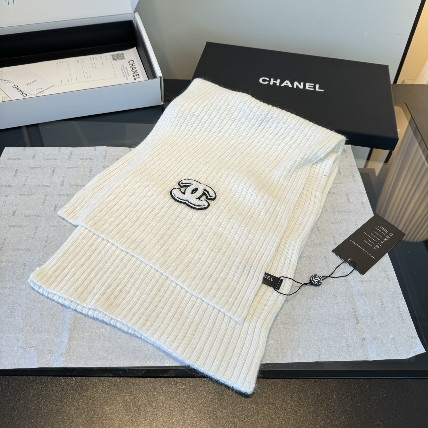 Chanel一比一針織圍巾手套毛帽組 白色雙C刺繡冬日套裝|超A仿原單精品圖片 10 Chanel一比一針織圍巾手套毛帽組 白色雙C刺繡冬日套裝|歐美奢侈品精品推薦