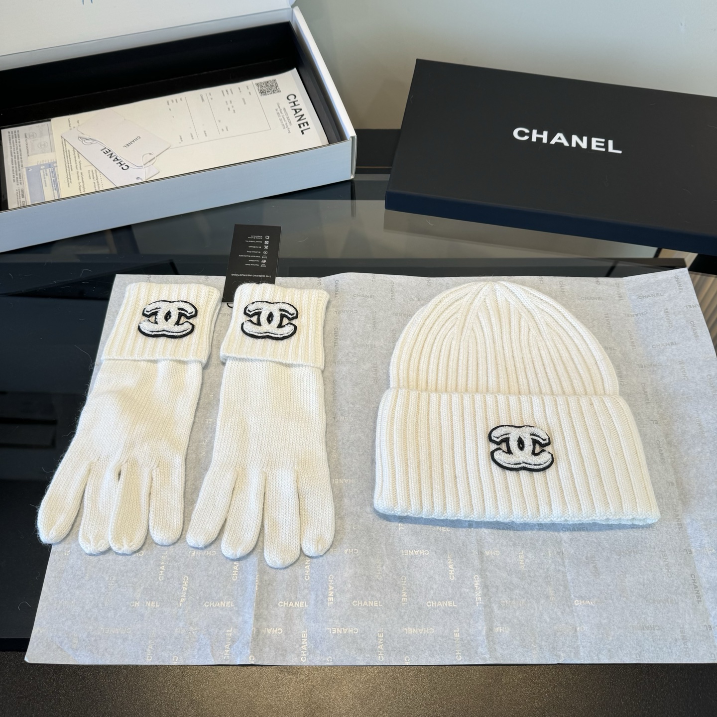 Chanel一比一針織圍巾手套毛帽組 白色雙C刺繡冬日套裝|超A仿原單精品圖片 9 Chanel一比一針織圍巾手套毛帽組 白色雙C刺繡冬日套裝|歐美奢侈品精品推薦