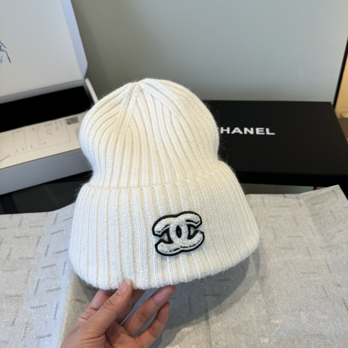 Chanel一比一針織圍巾手套毛帽組 白色雙C刺繡冬日套裝|超A仿原單精品圖片 8 Chanel一比一針織圍巾手套毛帽組 白色雙C刺繡冬日套裝|歐美奢侈品精品推薦