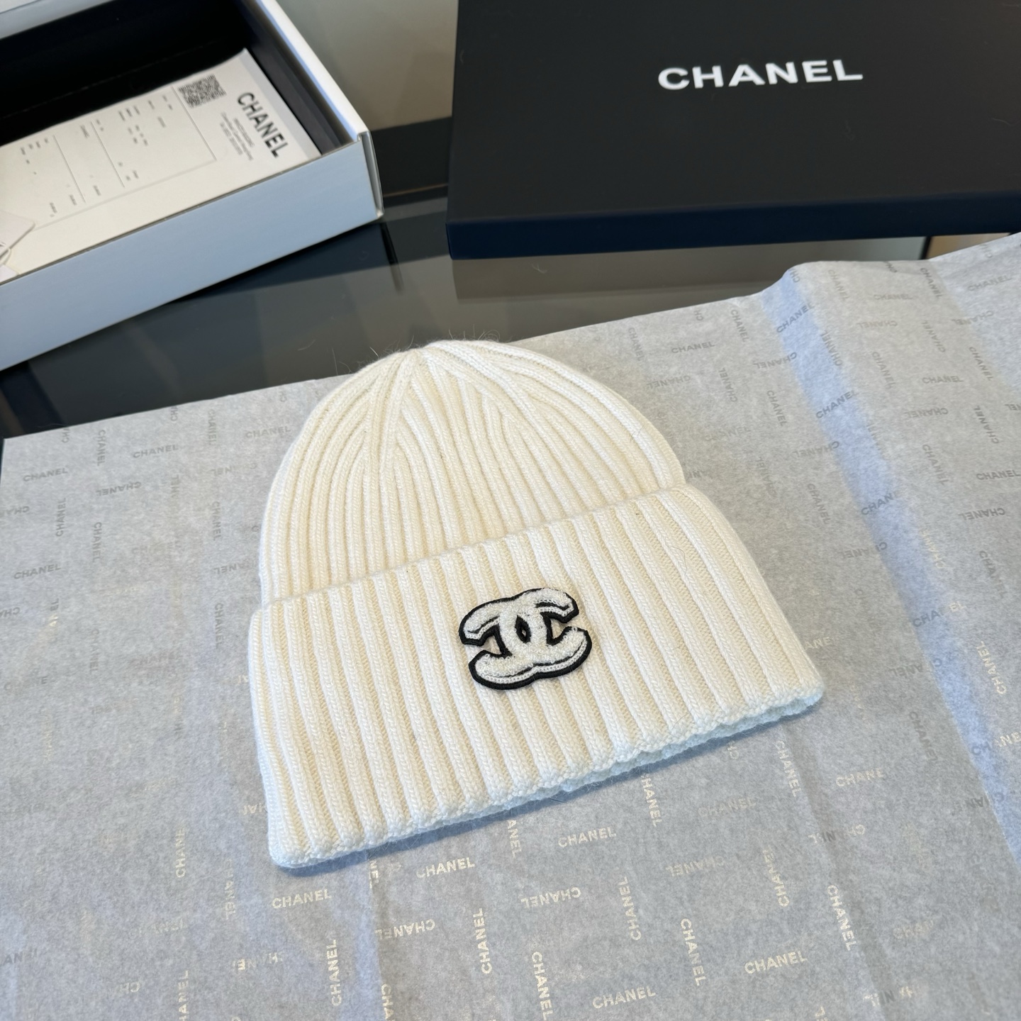 Chanel一比一針織圍巾手套毛帽組 白色雙C刺繡冬日套裝|超A仿原單精品圖片 7 Chanel一比一針織圍巾手套毛帽組 白色雙C刺繡冬日套裝|歐美奢侈品精品推薦