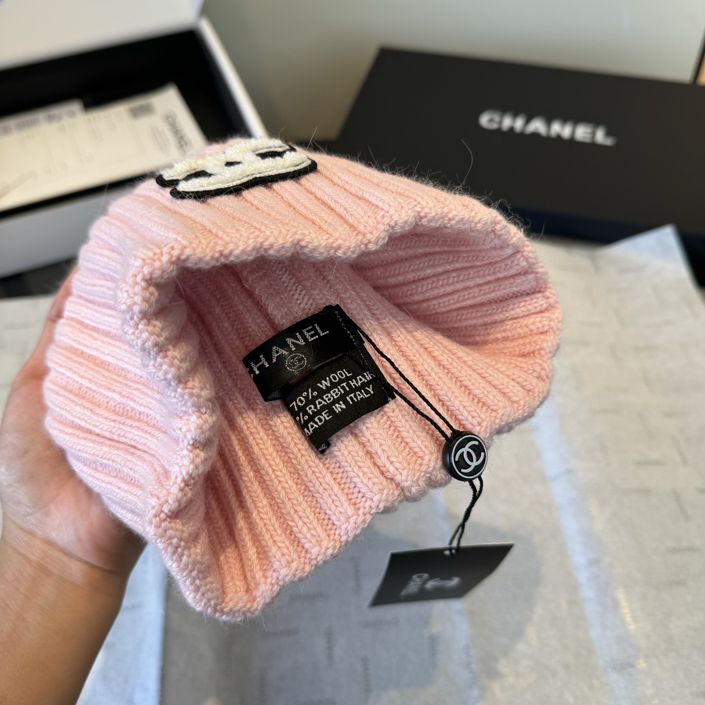 Chanel高仿粉色針織圍巾帽子手套三件組 雙C刺繡冬日推薦|超A仿原單精品圖片 15 Chanel高仿粉色針織圍巾帽子手套三件組 雙C刺繡冬日推薦|歐美奢侈品精品推薦