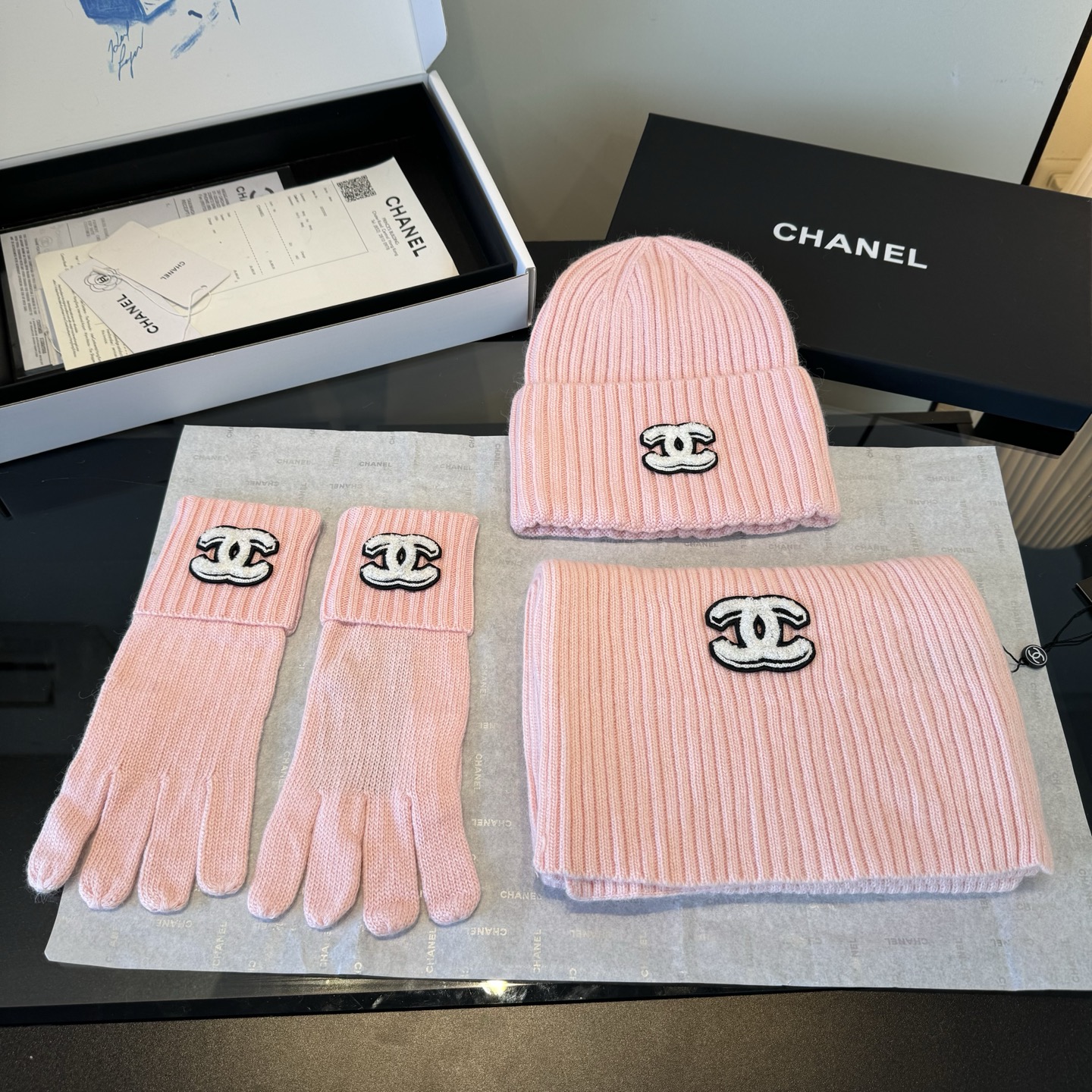 Chanel高仿粉色針織圍巾帽子手套三件組 雙C刺繡冬日推薦|超A仿原單精品圖片 13 Chanel高仿粉色針織圍巾帽子手套三件組 雙C刺繡冬日推薦|歐美奢侈品精品推薦
