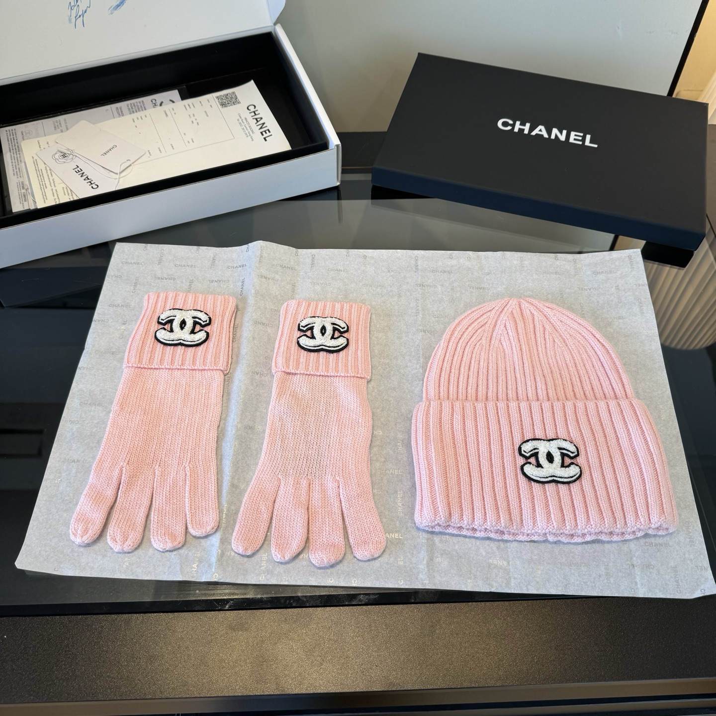 Chanel高仿粉色針織圍巾帽子手套三件組 雙C刺繡冬日推薦|超A仿原單精品圖片 12 Chanel高仿粉色針織圍巾帽子手套三件組 雙C刺繡冬日推薦|歐美奢侈品精品推薦