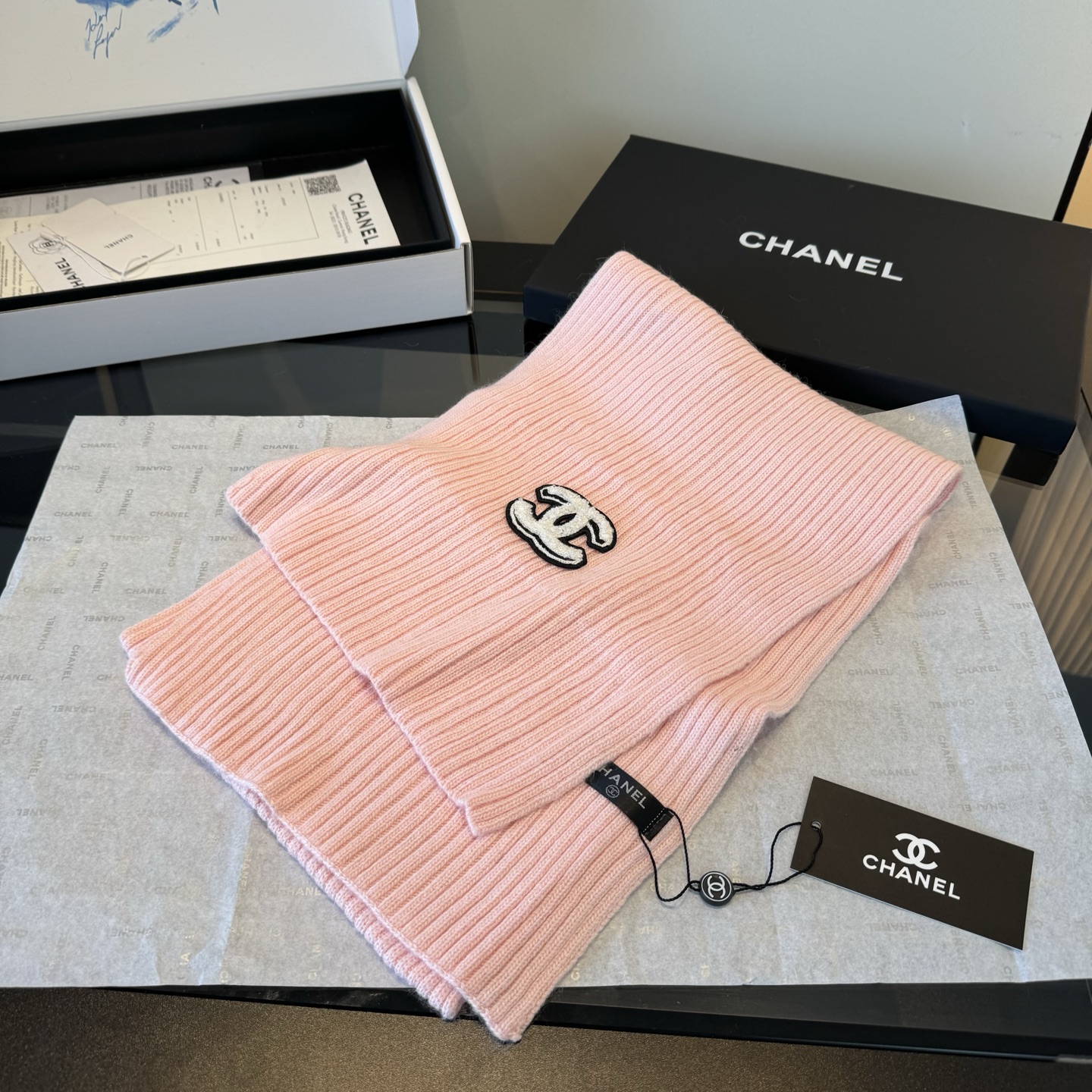 Chanel高仿粉色針織圍巾帽子手套三件組 雙C刺繡冬日推薦|超A仿原單精品圖片 11 Chanel高仿粉色針織圍巾帽子手套三件組 雙C刺繡冬日推薦|歐美奢侈品精品推薦