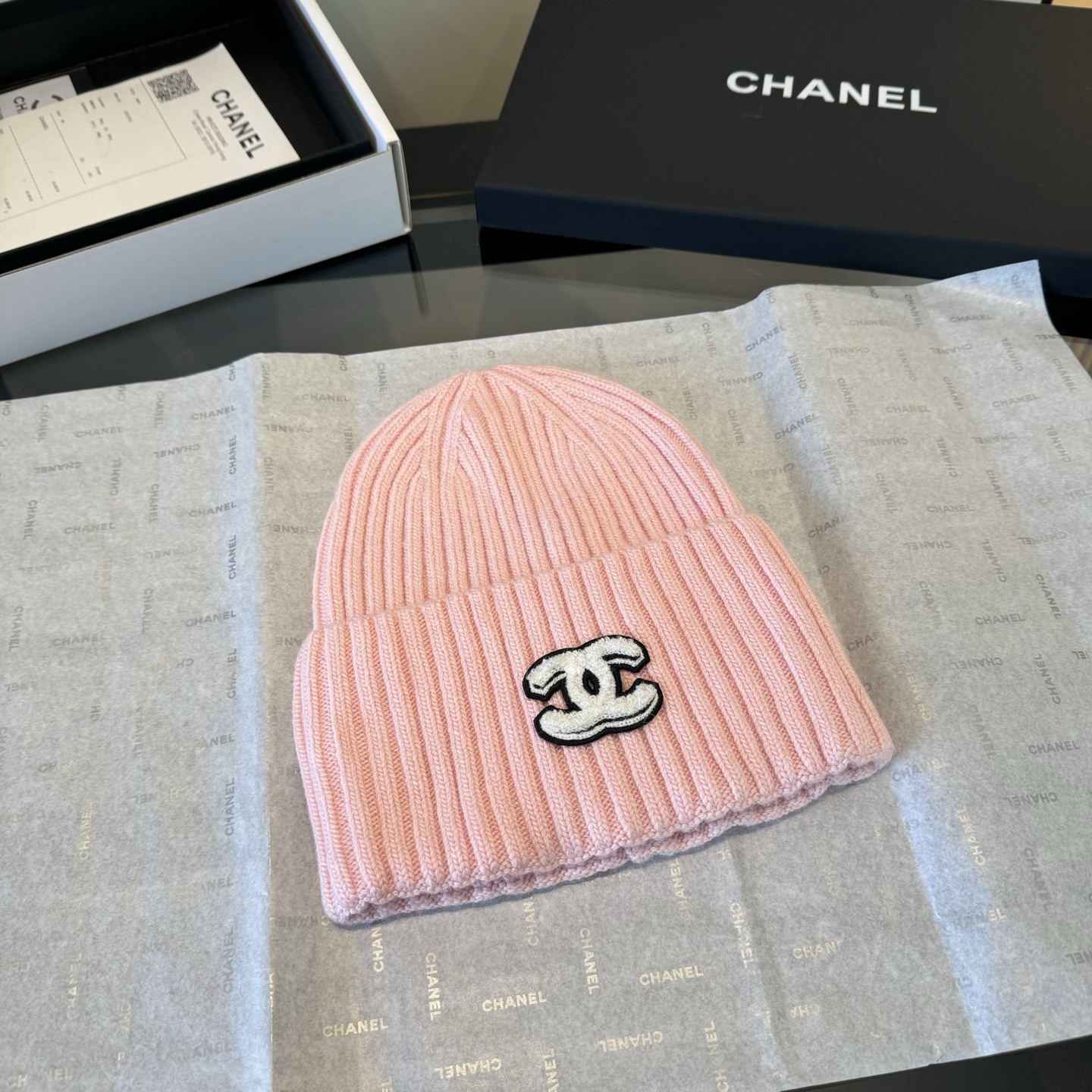 Chanel高仿粉色針織圍巾帽子手套三件組 雙C刺繡冬日推薦|超A仿原單精品圖片 8 Chanel高仿粉色針織圍巾帽子手套三件組 雙C刺繡冬日推薦|歐美奢侈品精品推薦