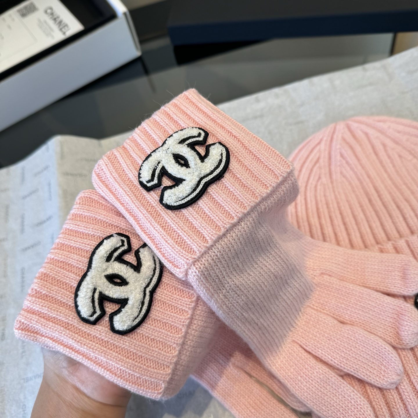 Chanel高仿粉色針織圍巾帽子手套三件組 雙C刺繡冬日推薦|超A仿原單精品圖片 7 Chanel高仿粉色針織圍巾帽子手套三件組 雙C刺繡冬日推薦|歐美奢侈品精品推薦